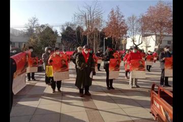 宝鸡群众纪念毛主席诞辰129周年,歌唱《大海航行靠舵手》