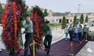 毛新宇全家纪念堂缅怀爷爷